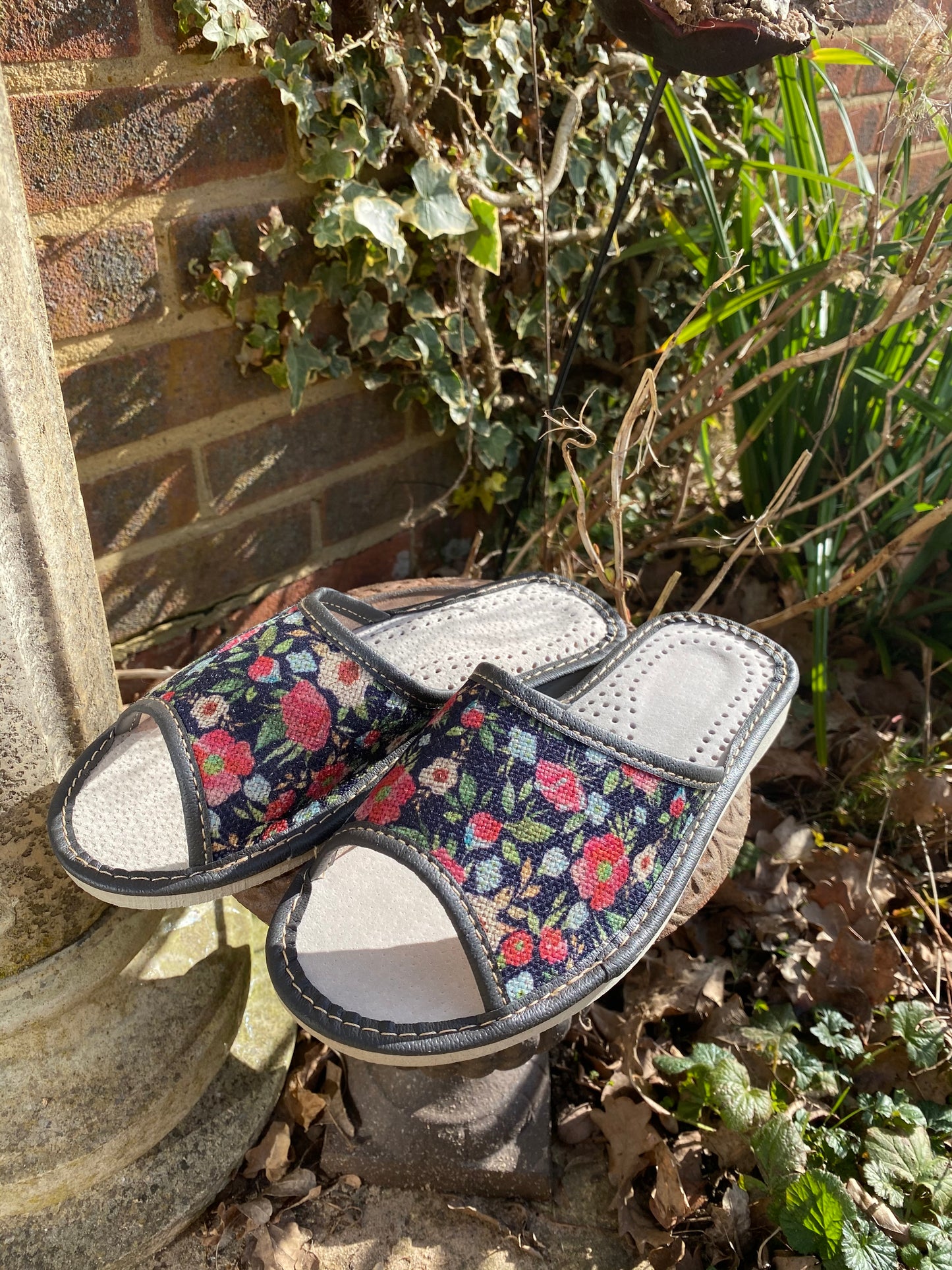 Women's Natural Linen Sandals with Flower Design
